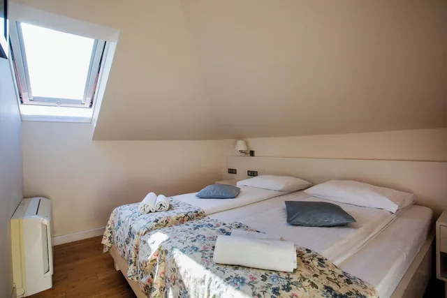 جناح بسرير كوين وسرير فردي بإطلالة على البحر مع سرير سحّاب إضافي، Hotel Pleter 1/2