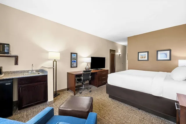 جناح بسرير كينج بجاكوزي، Comfort Inn Suites Pueblo 2/7