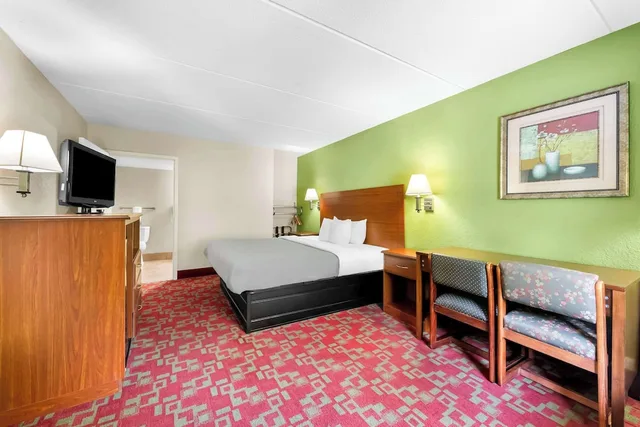 غرفة بسرير كينج للمدخنين لذوي الإعاقة، Quality Inn Selma NC 5/5