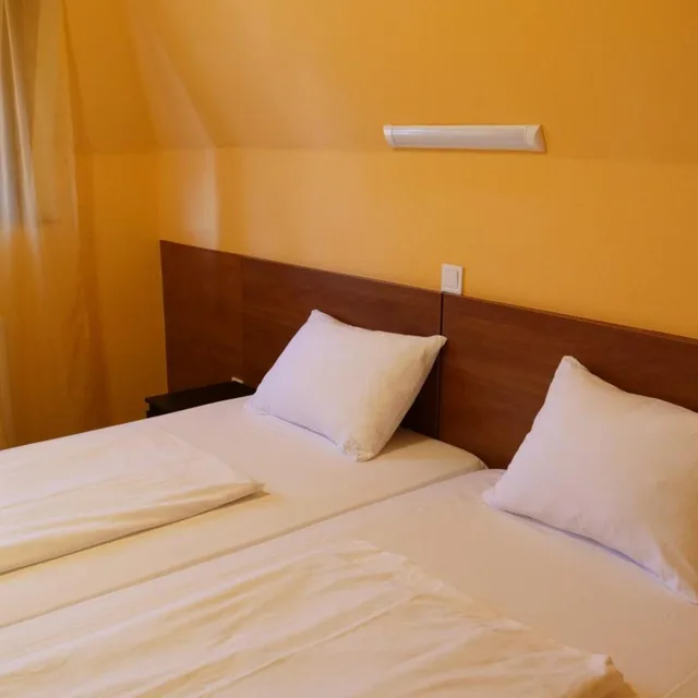 غرفة قياسية بسريرين منفصلين، Attila Hotel 6/10
