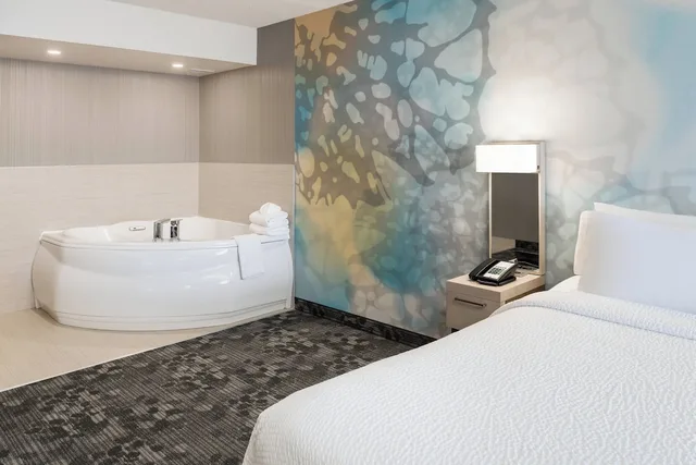 غرفة بسرير كينج بحوض استحمام، Courtyard By Marriott Toronto Vaughan 5/5
