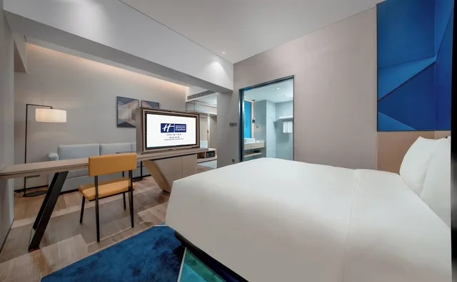 Standard, King Bed, Extra Floor Space، Holiday Inn Express Shenzhen Longhua 2/10