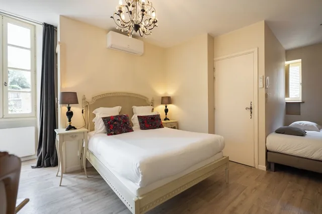 غرفة عائلية بسرير كوين وسريرين منفصلين، Hotel La Couleuvrine 3/8