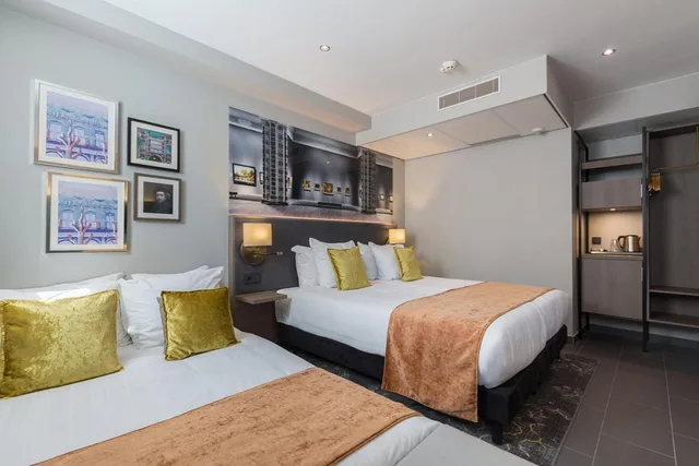 Comfort, 1 Double and 1 Single Bed, Partial View، Leonardo Hotel Amsterdam Museum Quarter 10/13
