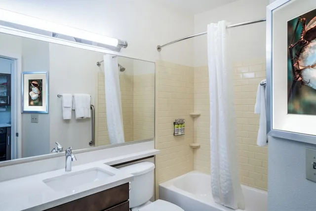 Suite, King Bed, Candlewood Suites Auburn 2/2