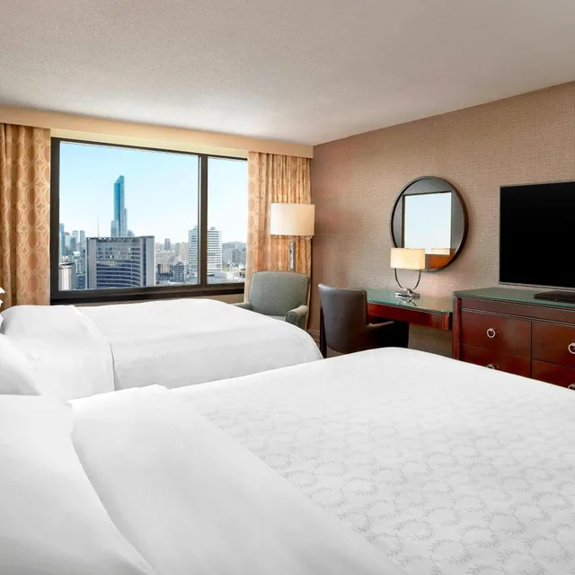غرفة بسرير كينج وسريرين كوين، SHERATON CENTRE TORONTO 1/5