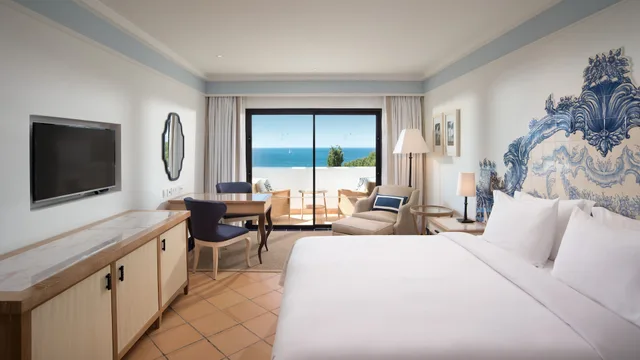 غرفة ديلوكس بسرير كوين بإطلالة على البحر بشرفة، Pine Cliffs Hotel A Luxury Collection Resort Algarve 6/10
