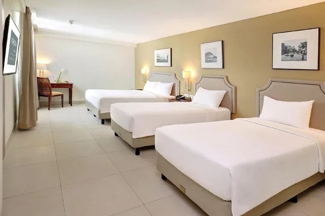 غرفة عائلية بسرير كوين وسريرين منفصلين، Kokoon Hotel Surabaya 2/2