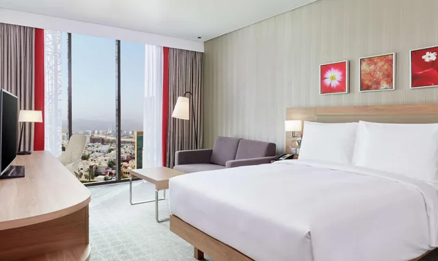 جناح بسرير كوين بغرفة نوم واحدة مع أريكة، Hilton Garden Inn Muscat Al Khuwair 1/3