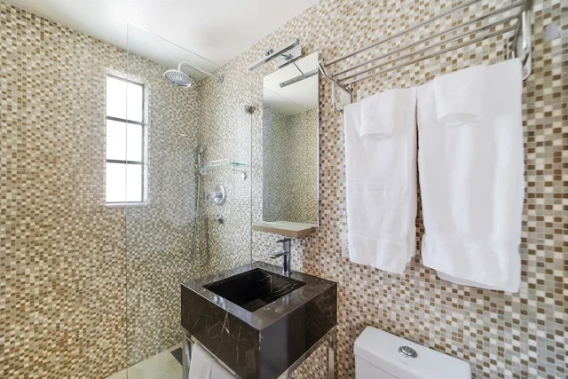 غرفة قياسية بسرير كينج بحمام خاص، The L Hotel 8/8
