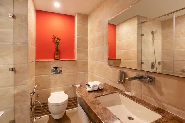 غرفة بريميوم بسرير كينج، Nidhivan Sarovar Portico Vrindavan 3/5