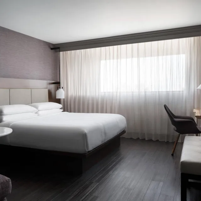 Guest Room, King Bed, Executive Level, High Floor، Visalia Marriott at the Convention Center 1/10