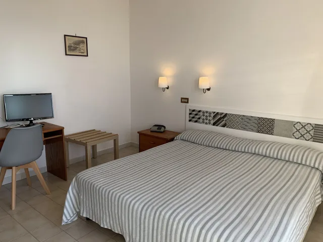 غرفة كلاسيكية بسرير مزدوج بإطلالة جزئية على البحر، Hotel Dania 5/10