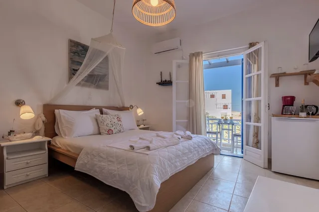 غرفة بسرير مزدوج بشرفة بإطلالة جزئية على البحر، Heliotropio Studios & Apartments 1/7