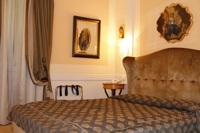 غرفة عائلية بسرير مزدوج مع أريكة، Boutique Hotel Trevi 1/2
