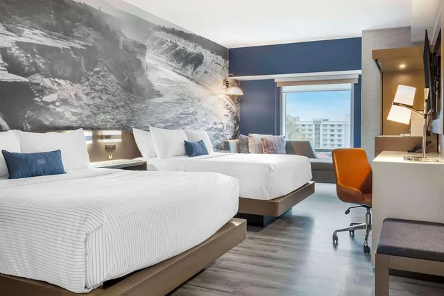 غرفة قياسية بسريرين كوين، Cambria Hotel Niagara Falls 1/3