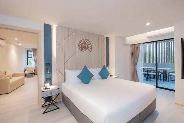 جناح بسرير كينج وسريرين منفصلين بشرفة بغرفتي نوم بمنطقة جلوس بحوض استحمام، Best Western Plus Carapace Hotel Hua Hin 2/5
