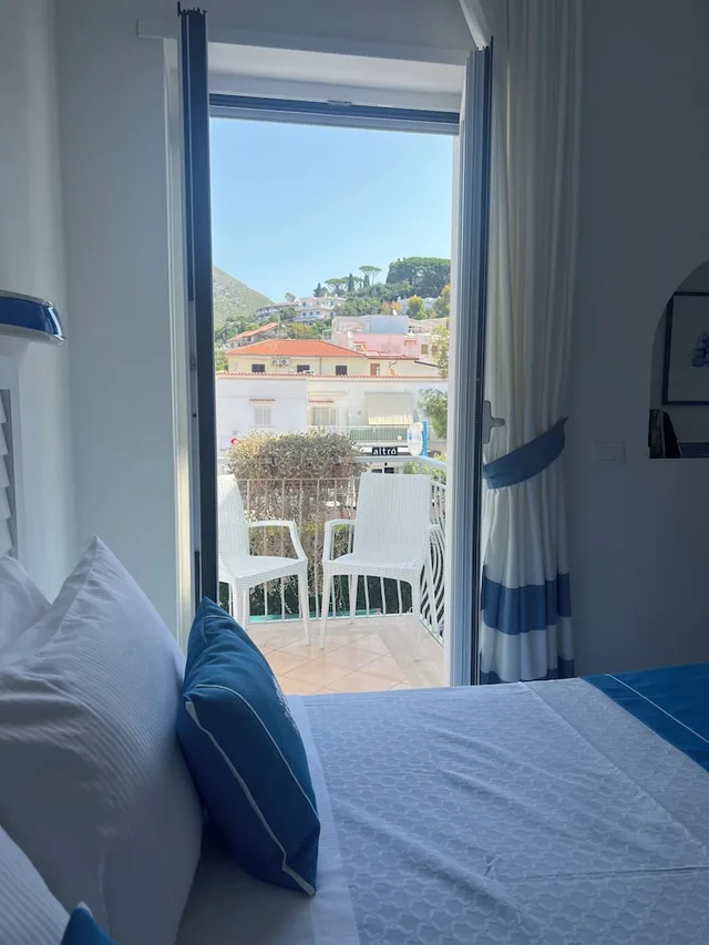 غرفة ثلاثية بسرير مزدوج وسرير فردي بشرفة، Aurora Hotel & Suites Sul Mare 2/10