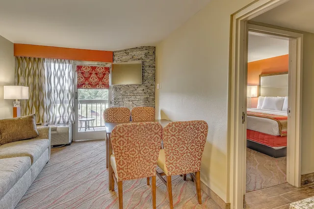 Suite, King Bed, La Quinta Inn Suites Pigeon Forge 9/10