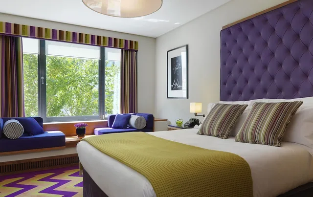 غرفة بسرير كوين بإطلالة على الحديقة، Fitzwilliam Hotel 1/1