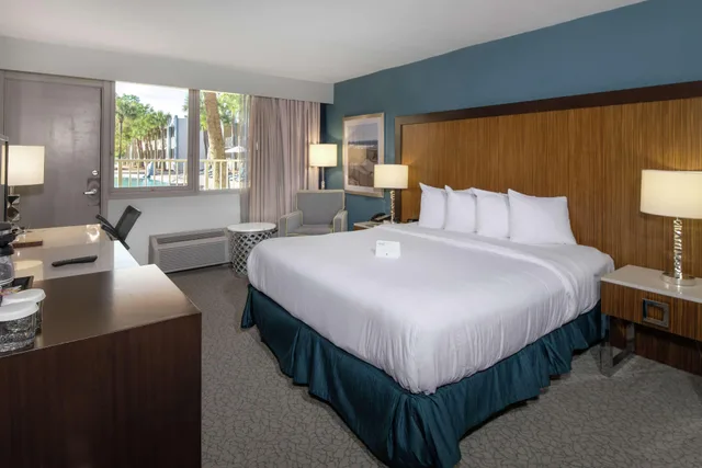 غرفة بسرير مزدوج بشرفة، Doubletree By Hilton Hotel Jacksonville Airport 2/5