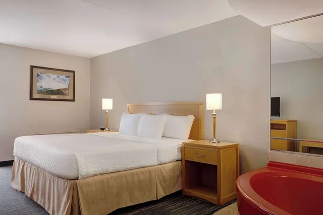 غرفة قياسية بسرير كينج بجاكوزي، Days Inn By Wyndham Niagara Falls Near The Falls 2/10