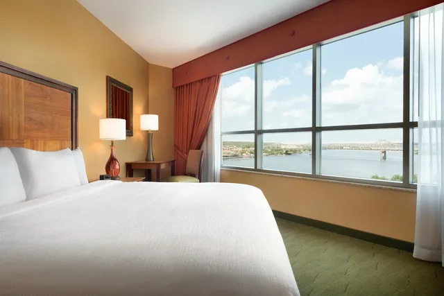 غرفة تنفيذية بسرير كينج، Embassy Suites By Hilton E Peoria Riverfront Conf Center 1/5