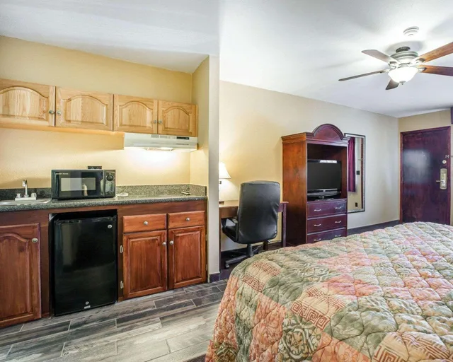 جناح بسرير كينج، Quality Inn Suites Cameron Park 1/2