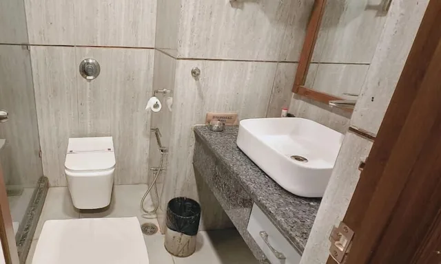 غرفة ديلوكس بسرير كينج، Empires Hotel Paradip 7/8