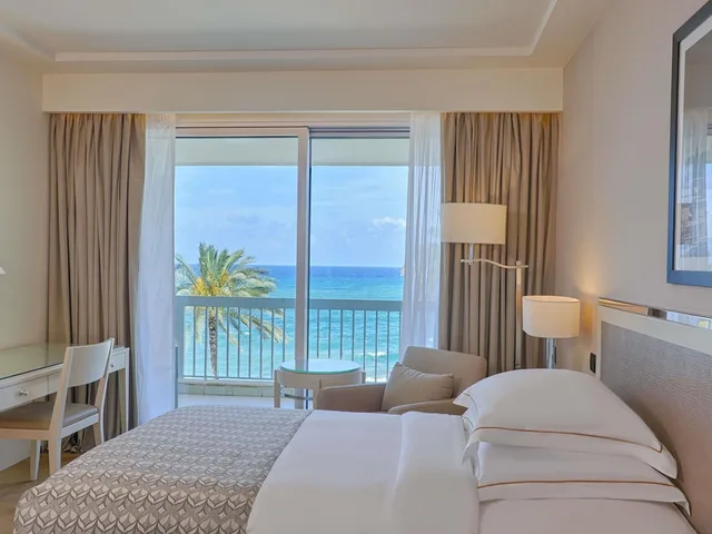 غرفة تنفيذية بسرير كينج بإطلالة على البحر، Movenpick Hotel Beirut 2/10
