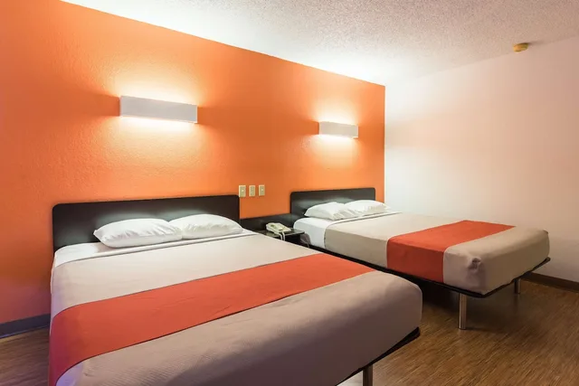 غرفة قياسية بسريرين كوين للمدخنين، Motel6 Arkadelphia, AR 2/3