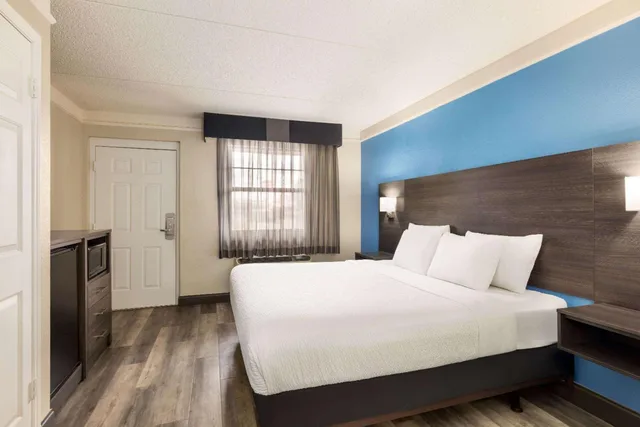 غرفة بسرير كينج بحوض استحمام لذوي الإعاقة، La Quinta Inn by Wyndham San Antonio I-35 N at Toepperwein 1/2