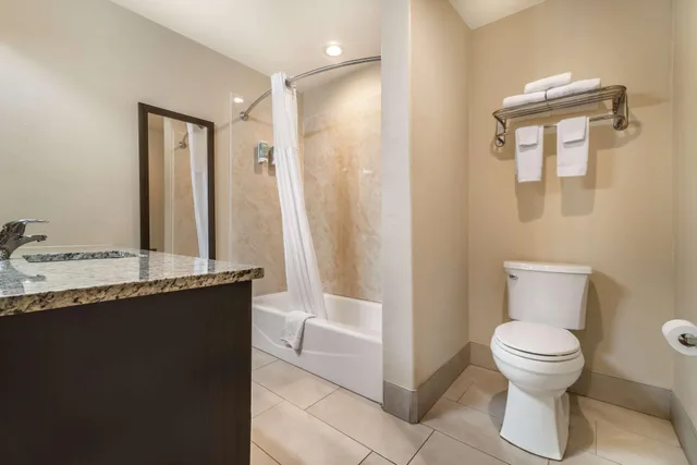 جناح بسرير كينج مع أريكة بمطبخ في طابق مرتفع، Best Western Padre Island 2/3