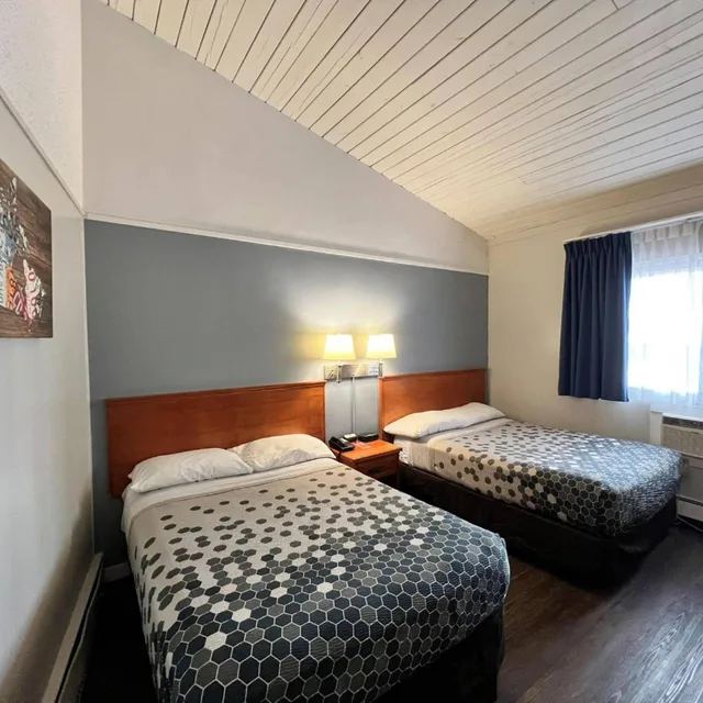 غرفة بسريرين مزدوجين يُسمح فيها بالحيوانات الأليفة، Econo Lodge Calgary Motel Village 2/10