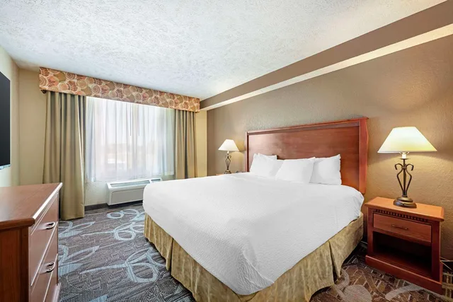 جناح بسرير كينج مع أريكة، Best Western Plus Mid Nebraska Inn & Suites 1/3