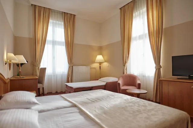 غرفة عائلية بسريرين منفصلين بإطلالة على البحر مع أريكة، Hotel Lovran 1/8