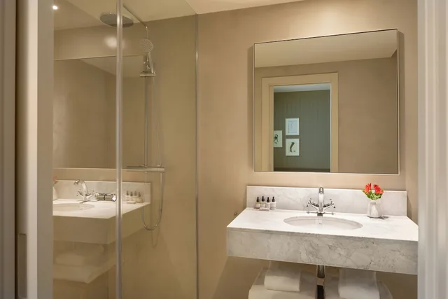 Design, Queen Bed، Hotel Barbara 3/3
