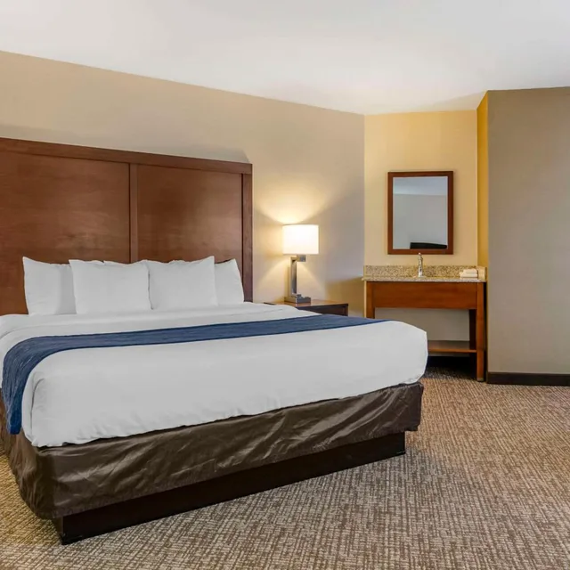 غرفة كبيرة بسرير كينج مع أريكة، Comfort Inn Bozeman near University 2/4