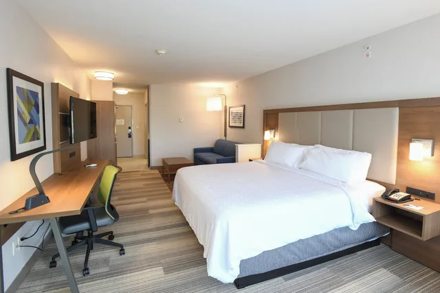 1 Bedroom, Suite, King Bed, Living Area, Holiday Inn Express Hotel Suites Richwood Cincinnati South 2/8