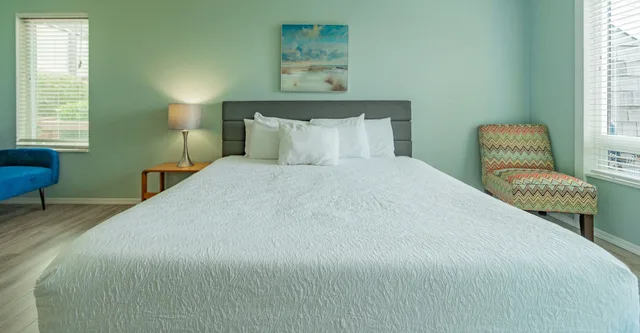 Standard, King Bed, Bay View، The Embarcadero Resort Hotel & Marina 5/7
