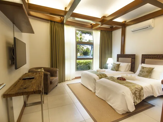 شقة ديلوكس بسرير كوين وسرير فردي بإطلالة على المسبح بغرفتي نوم، Vida Homes Condo Resort 8/9
