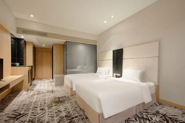 غرفة بريميوم بسريرين منفصلين بحوض استحمام مع دخول الصالة، Holiday Inn Shanghai Hongqiao West An Ihg Hotel 5/5