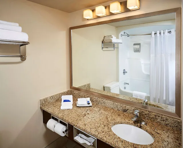 غرفة قياسية بسرير كوين في الطابق الأرضي، Best Western Plus Guildwood In 4/4