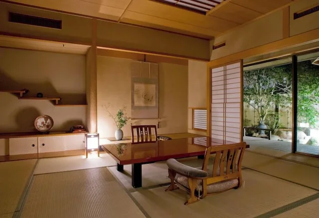 غرفة يابانية غربية بسريرين مزدوجين وفرشتي فوتون بأرضية تاتامي، Arima Onsen Gekkoen Yugetsusanso 5/10