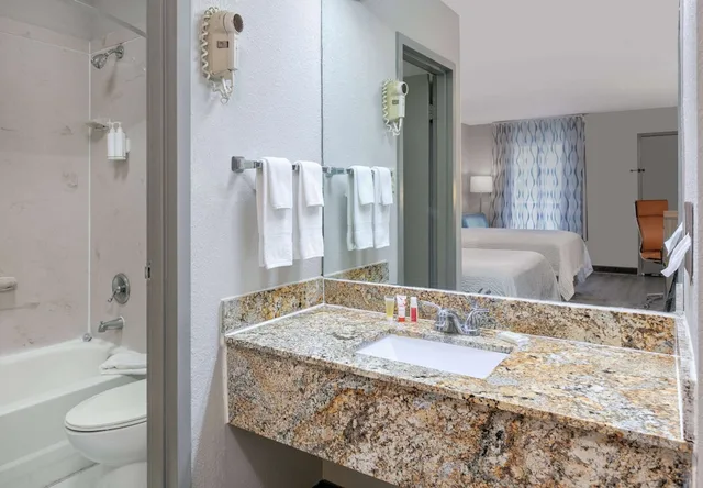 غرفة بسرير مزدوج للمدخنين، Days Inn by Wyndham Greenville MS 6/8