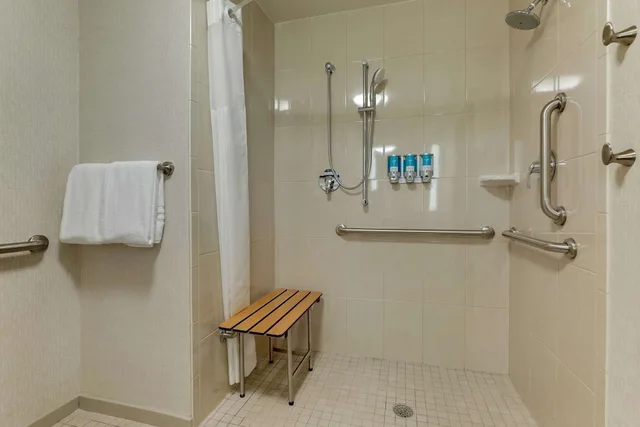 غرفة ديلوكس بسرير كينج بشرفة لذوي الإعاقة، Drury Plaza Hotel Orlando - Disney Springs Area 6/6