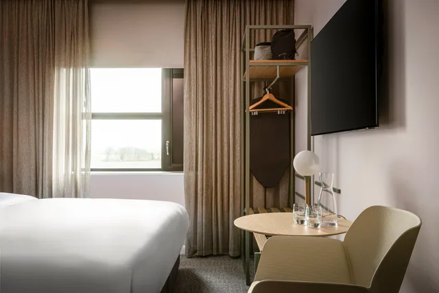 غرفة بريميوم بسرير كينج مع أريكة، voco Zeal Exeter Science Park By IHG 5/7