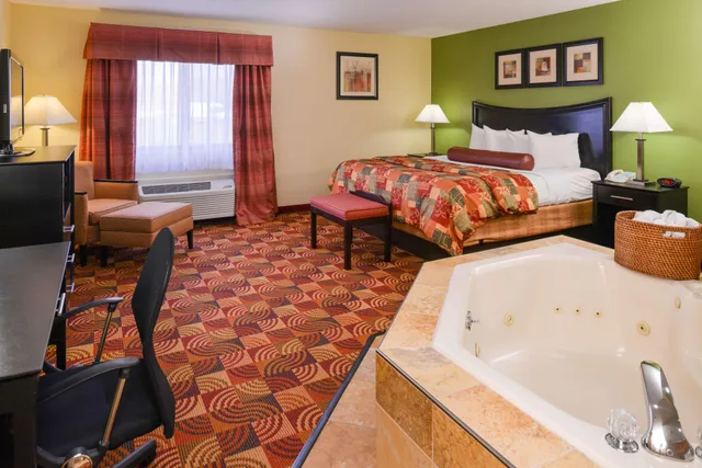 جناح بسرير كينج بشرفة مع أريكة بحوض جاكوزي، Best Western Canal Winchester Inn - Columbus South East 1/2