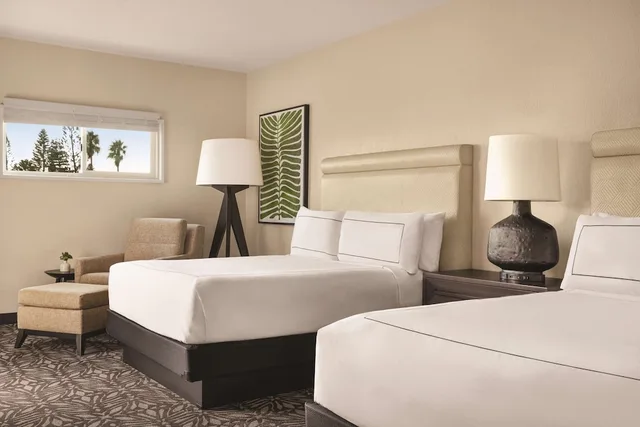 غرفة بسرير كوين بإطلالة جزئية على البحر، Zachari Dunes on Mandalay Beach, Curio Collection by Hilton 1/3