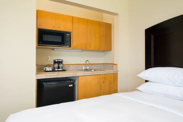 غرفة قياسية بسريرين مزدوجين بإطلالة جزئية على البحر، Doubletree By Hilton Ocean Point Resort – North Miami Beach 4/6